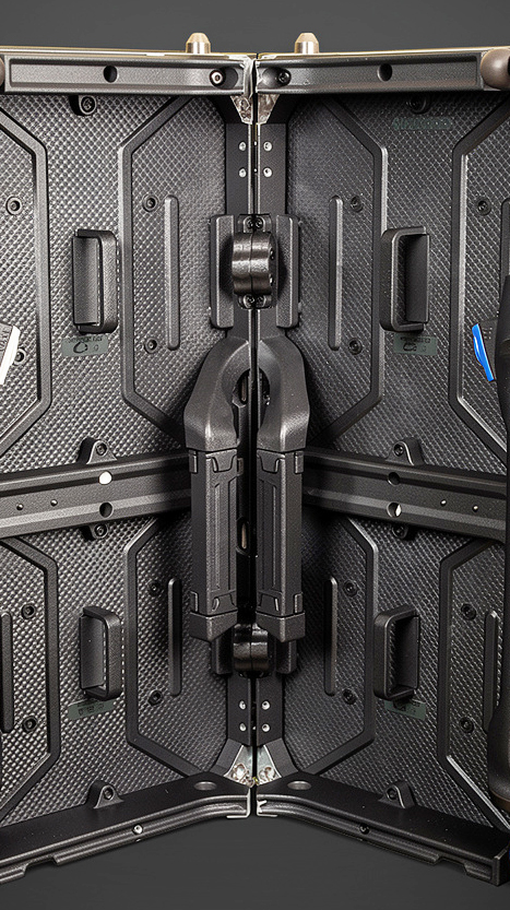 Polaris 2.6 L - detail rohového spojení zezadu